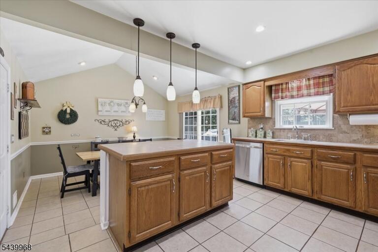 Property listing MLS 4035828 photo 9