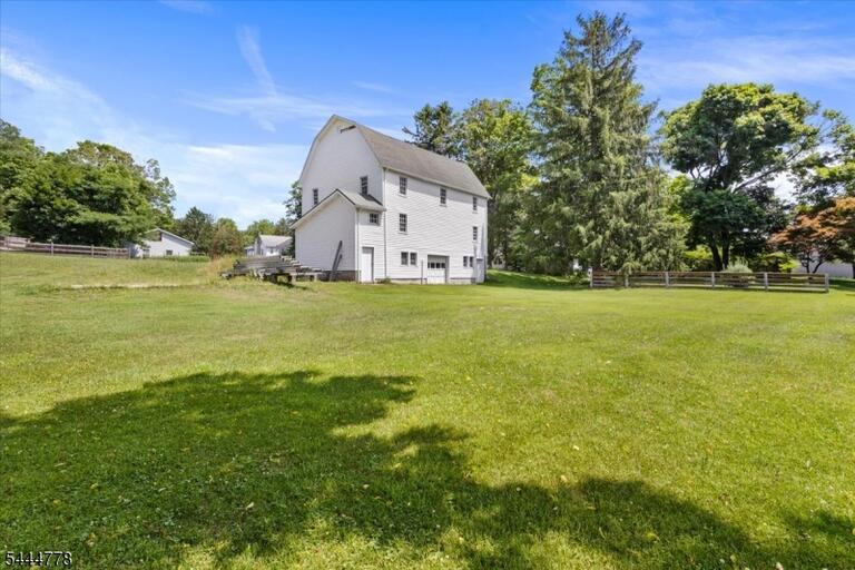 Property listing MLS 4038912 photo 31
