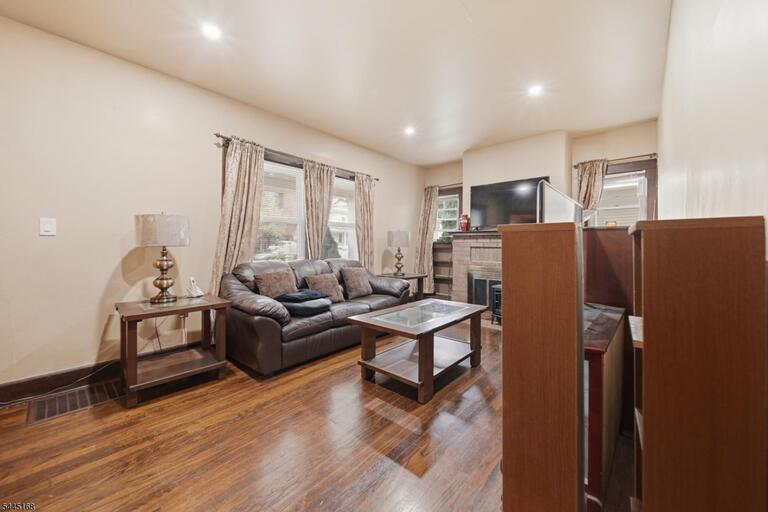 Property listing MLS 4039247 photo 3