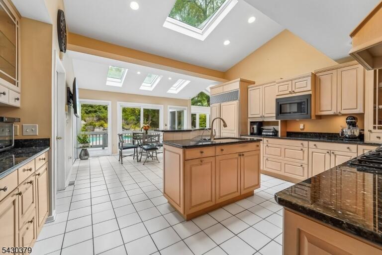 Property listing MLS 4039342 photo 14