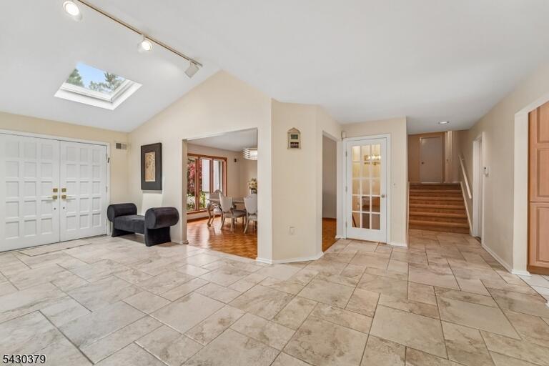 Property listing MLS 4039342 photo 3