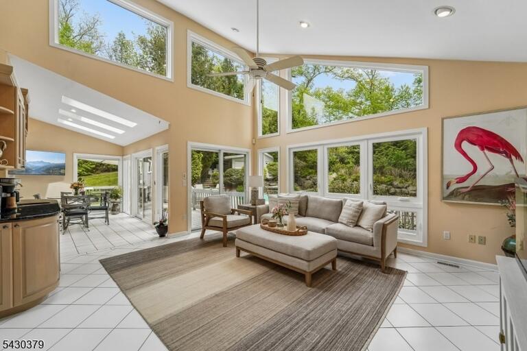 Property listing MLS 4039342 photo 8