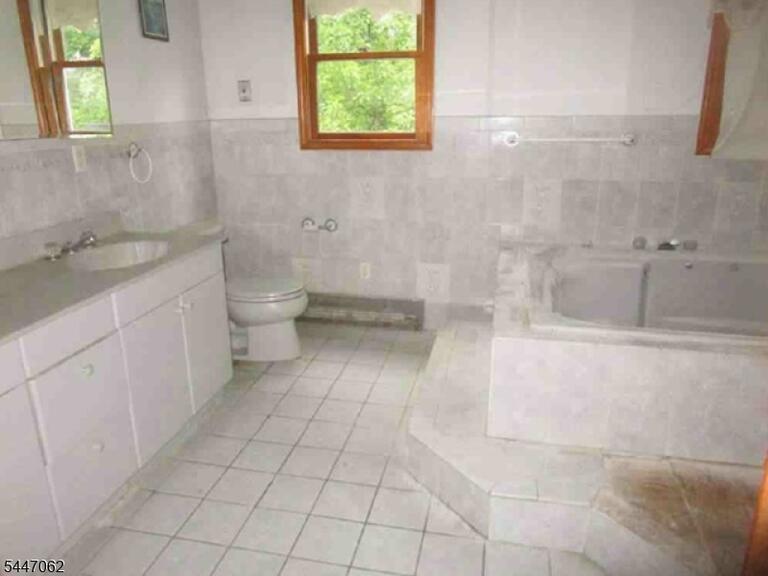 Property listing MLS 4040971 photo 8