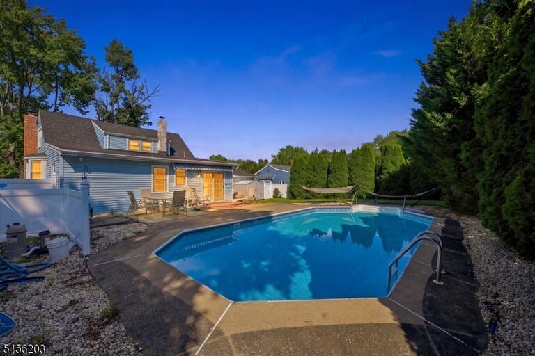 Property listing MLS 4048854 photo 2