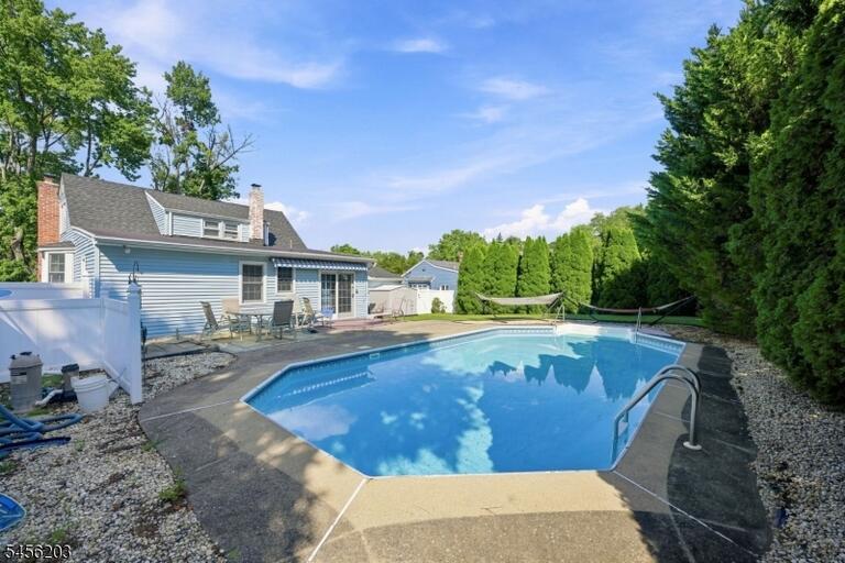 Property listing MLS 4048854 photo 4