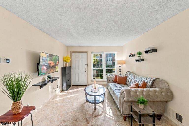 Property listing MLS 4049226 photo 2