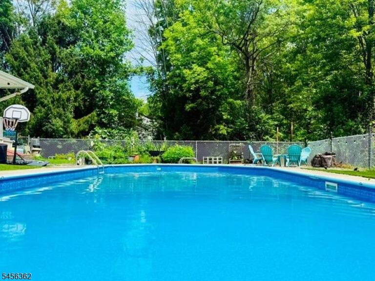 Property listing MLS 4049351 photo 2