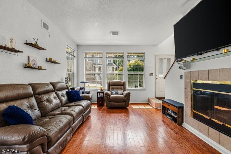 Property listing MLS 4050081 photo 2
