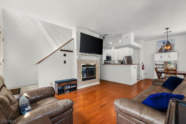 Property listing MLS 4050081 photo 3