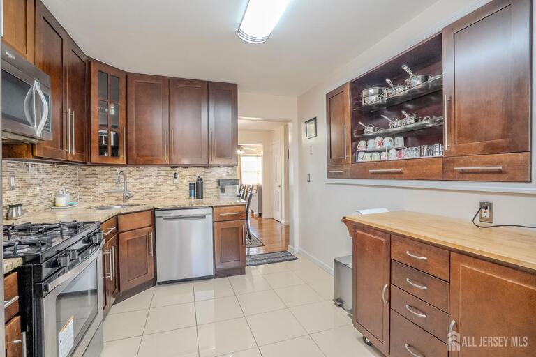 Photo 7 of 6005 N Oaks Boulevard, North Brunswick NJ 08902, North Brunswick, NJ