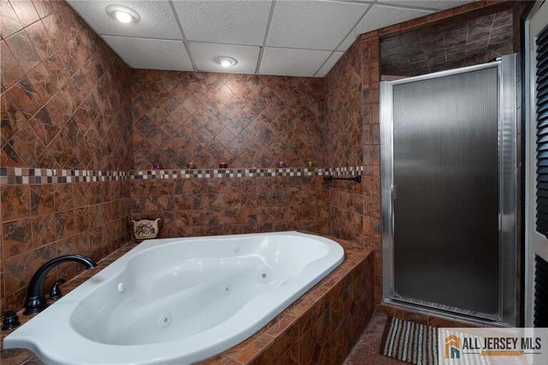 Photo 17 of 2025 Oak Tree Road, Edison NJ 08820, Edison, NJ