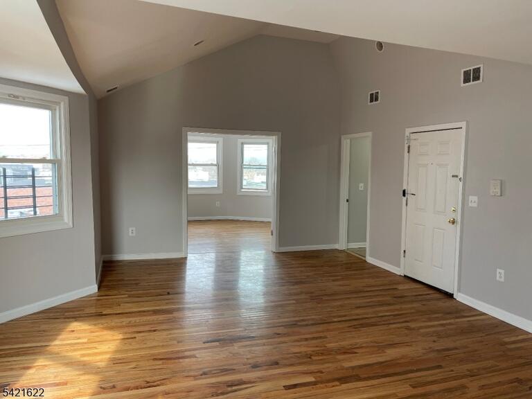 Property listing MLS 4039020 photo 2