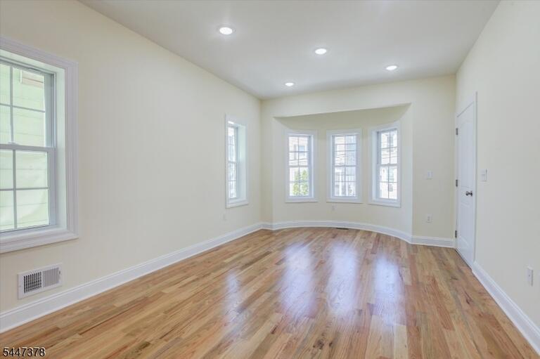 Property listing MLS 4041290 photo 3