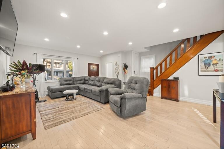 Property listing MLS 4045023 photo 4