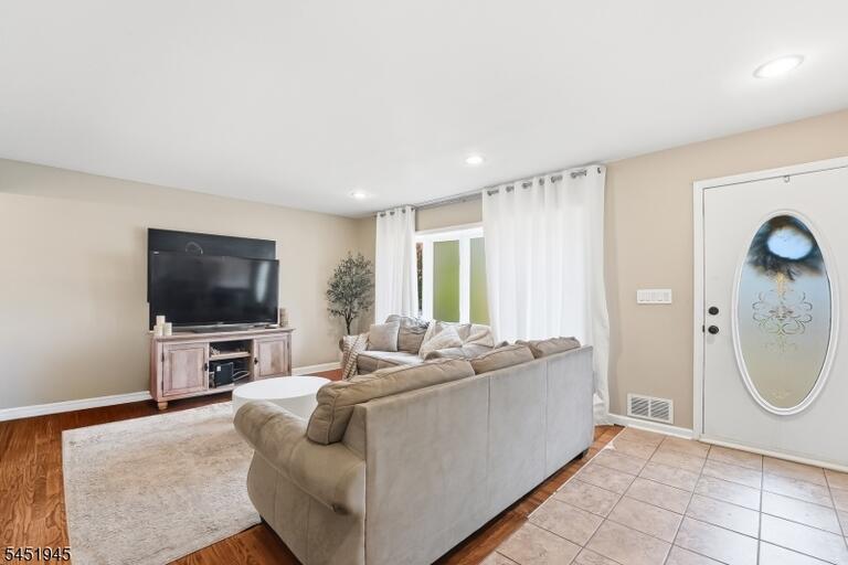 Property listing MLS 4045229 photo 3