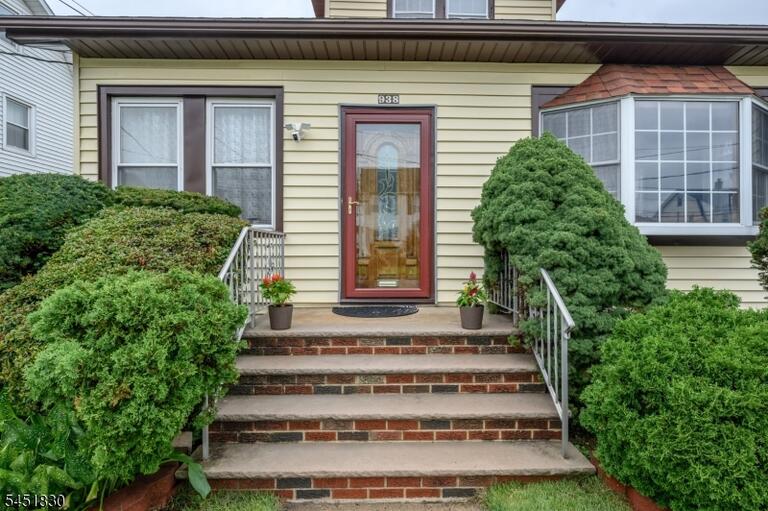 Property listing MLS 4045371 photo 2