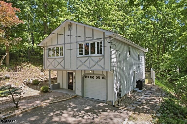 Property listing MLS 4045849 photo 2