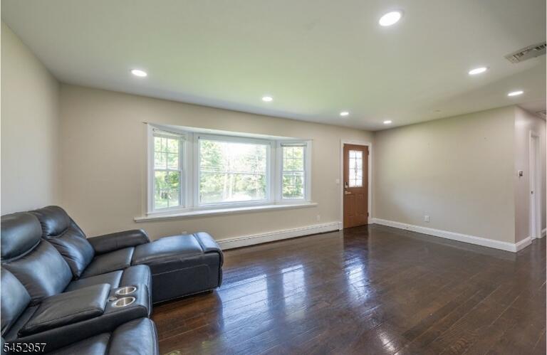 Property listing MLS 4046060 photo 10