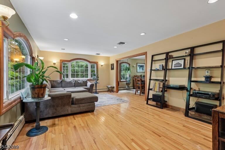 Property listing MLS 4046202 photo 4