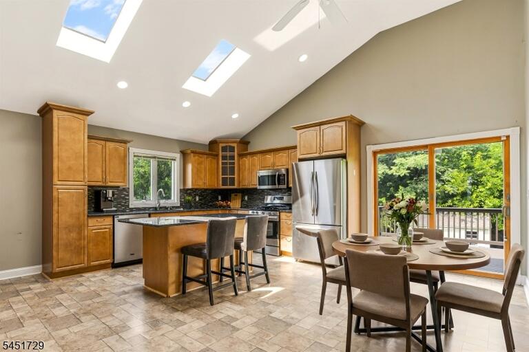 Property listing MLS 4047021 photo 3
