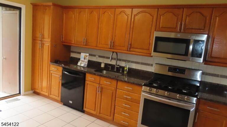 Property listing MLS 4047108 photo 3