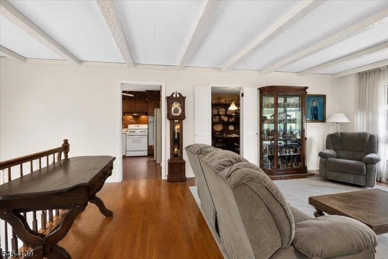 Property listing MLS 4047125 photo 4