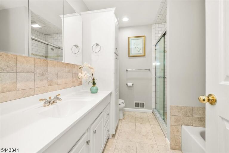 Property listing MLS 4047537 photo 26