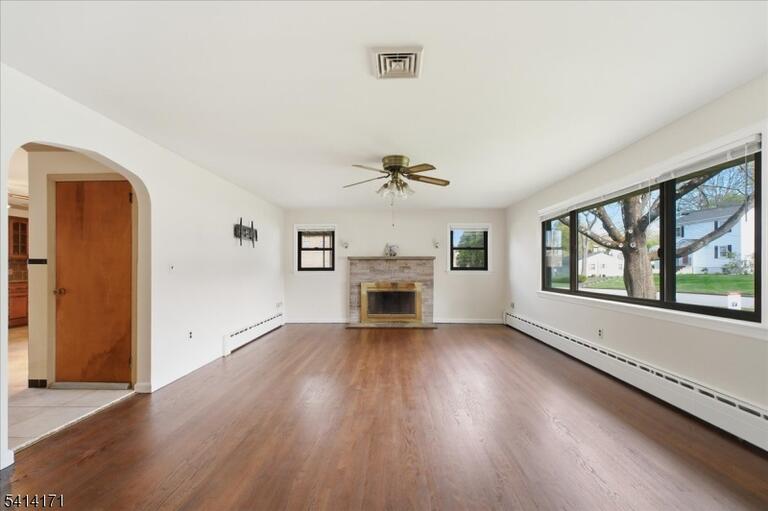 Property listing MLS 4047551 photo 4