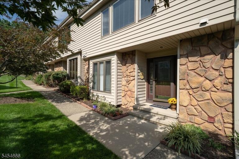 Property listing MLS 4047555 photo 1