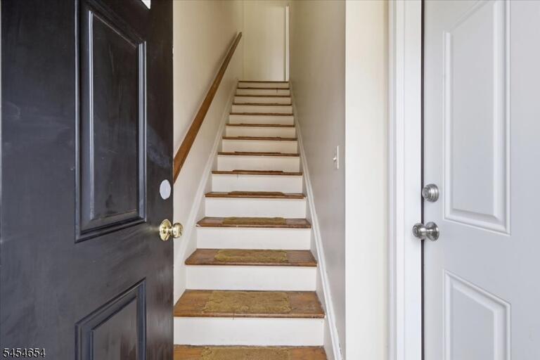 Property listing MLS 4047693 photo 3