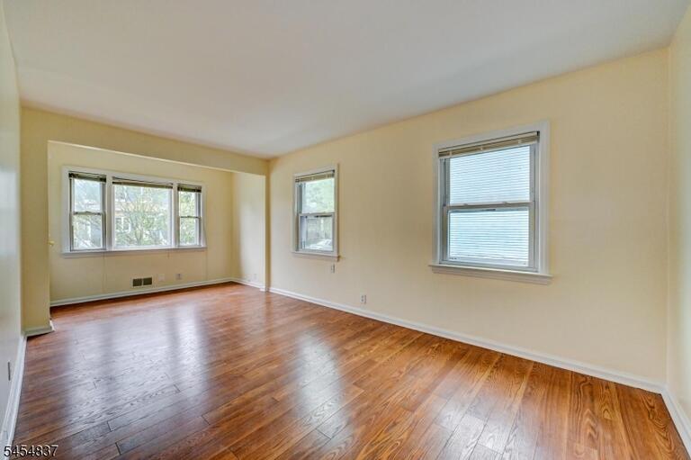 Property listing MLS 4047743 photo 2