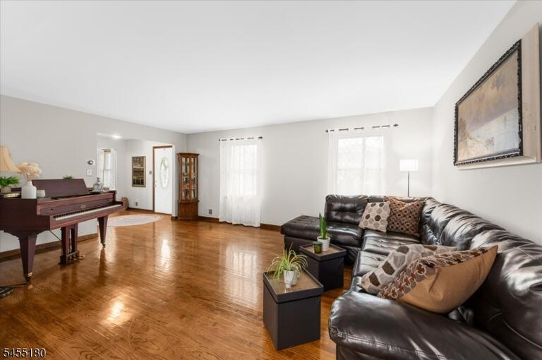 Property listing MLS 4048003 photo 4