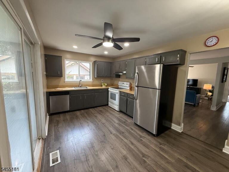 Property listing MLS 4048425 photo 3
