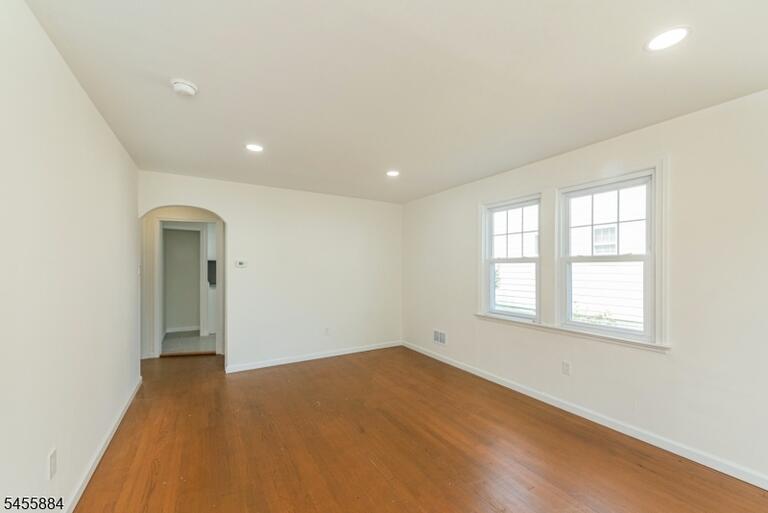 Property listing MLS 4048600 photo 5