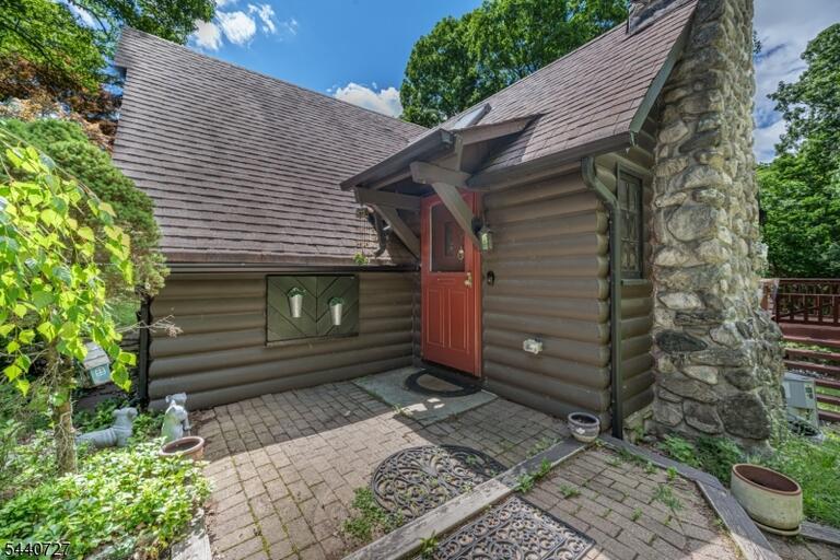 Property listing MLS 4048608 photo 2