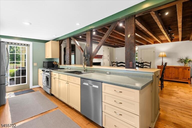 Property listing MLS 4048671 photo 13