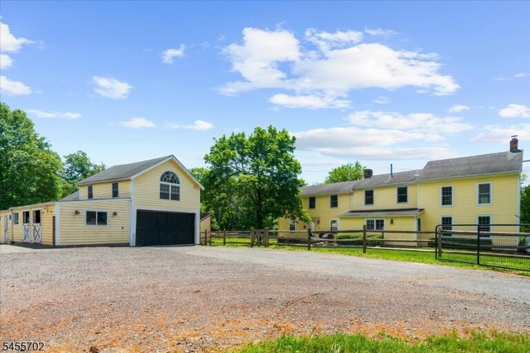 Property listing MLS 4048671 photo 3