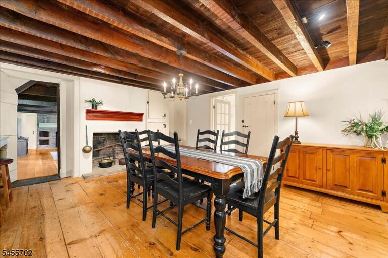 Property listing MLS 4048671 photo 9