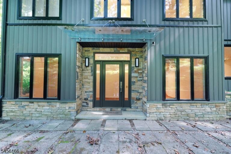 Property listing MLS 4048822 photo 3