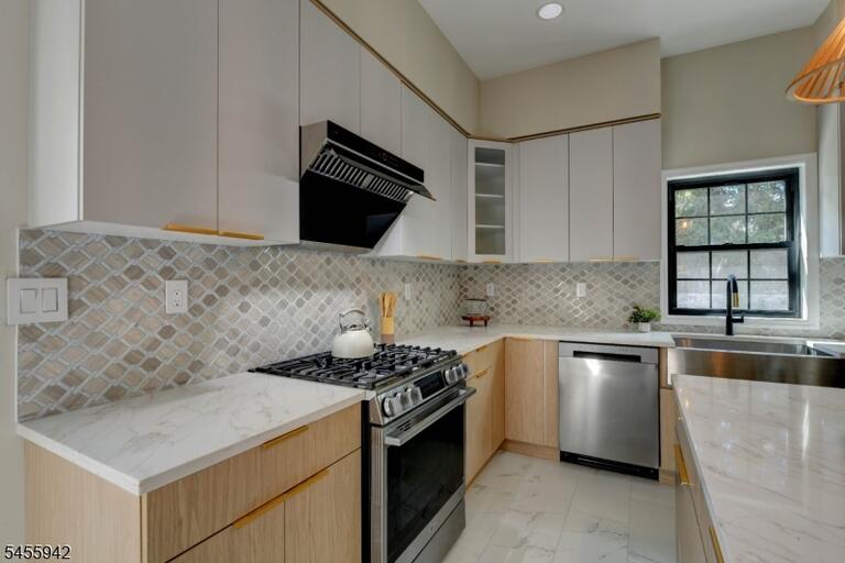 Property listing MLS 4048899 photo 14