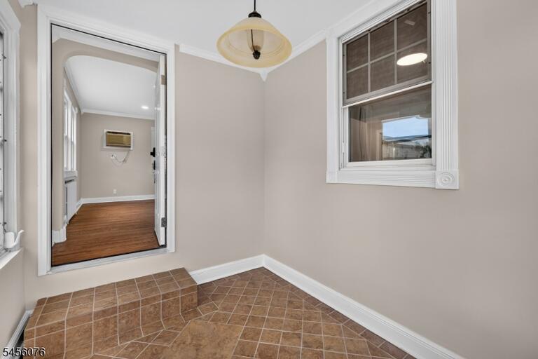 Property listing MLS 4048921 photo 3