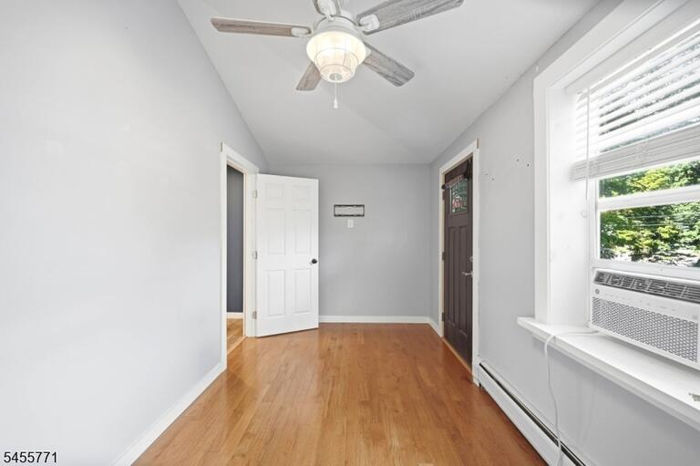Property listing MLS 4048932 photo 4