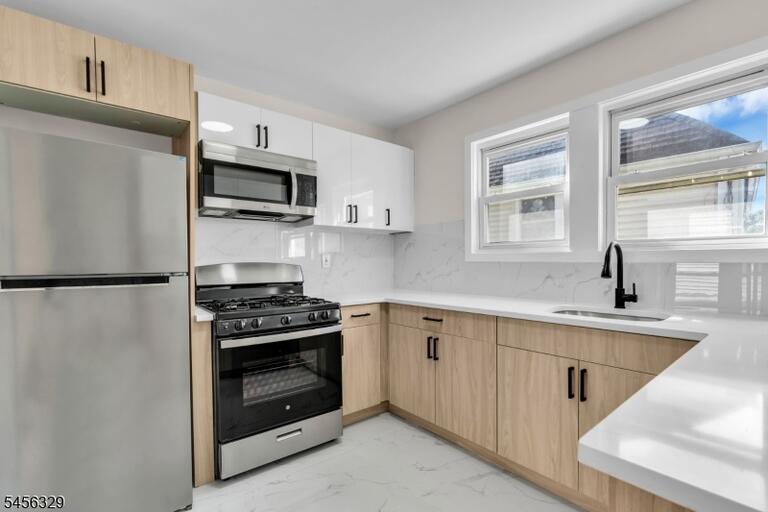 Property listing MLS 4048941 photo 2