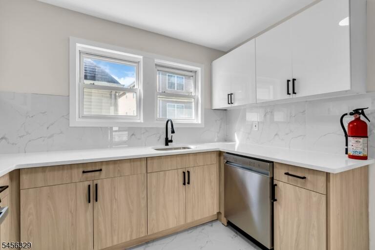 Property listing MLS 4048941 photo 4