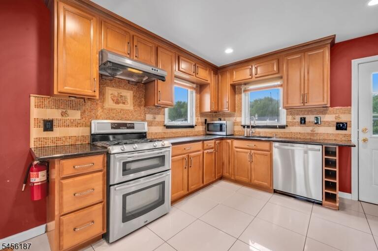 Property listing MLS 4048948 photo 3