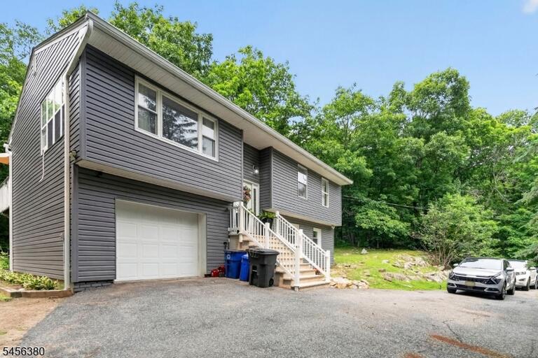 Property listing MLS 4048981 photo 3