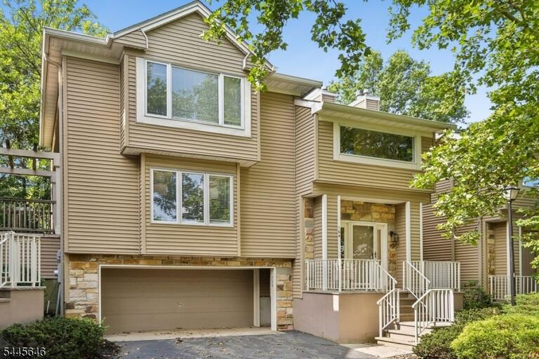 Property listing MLS 4048991 photo 2