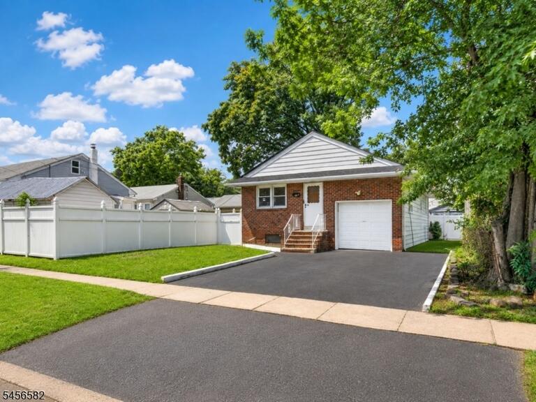 Property listing MLS 4049194 photo 2