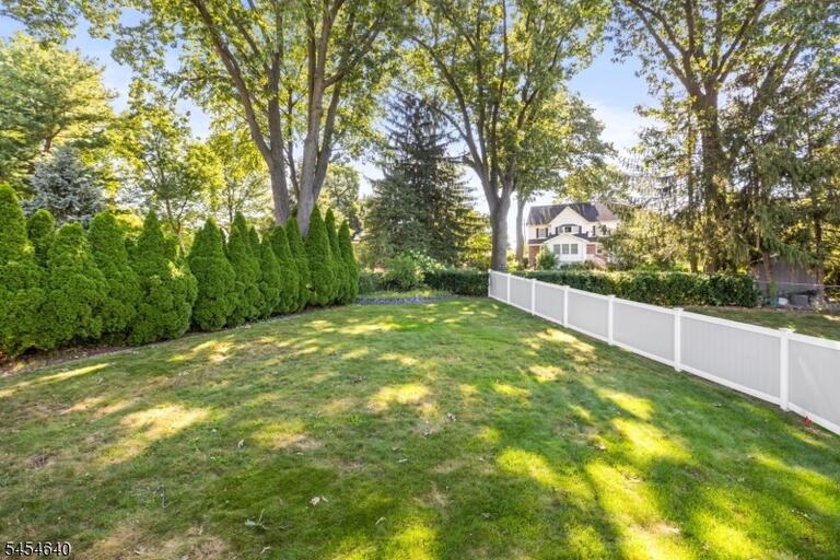 Property listing MLS 4049350 photo 4