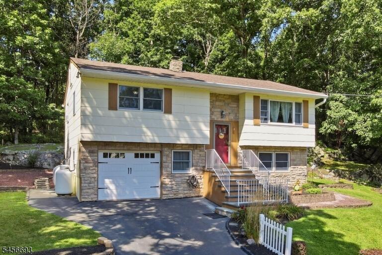 Property listing MLS 4049376 photo 1